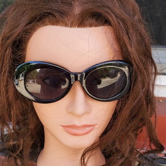 Retro look sunglasses with case. 5 star rated - Picture 3 of 5